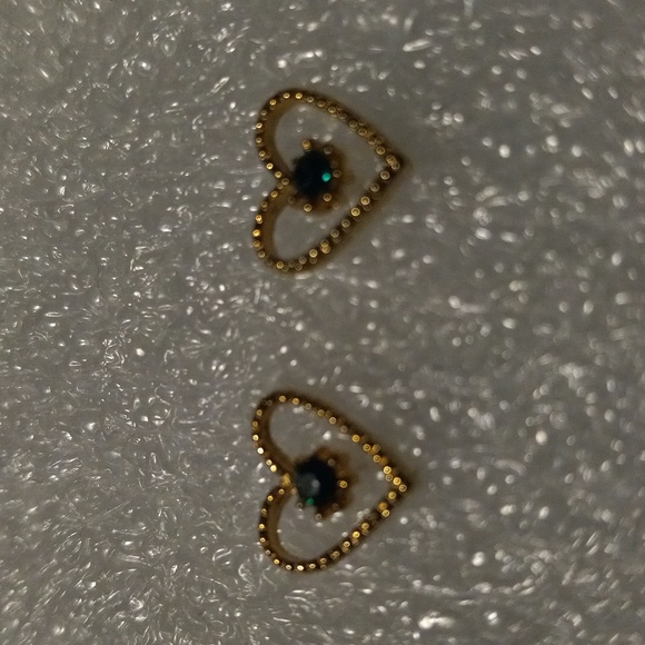 Small heart shaped earrings - Picture 2 of 3